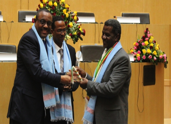 Ethiopian Prime Minister Hailemariam Desalegn presents award to Asfaw Kifle for his outstanding research on taro